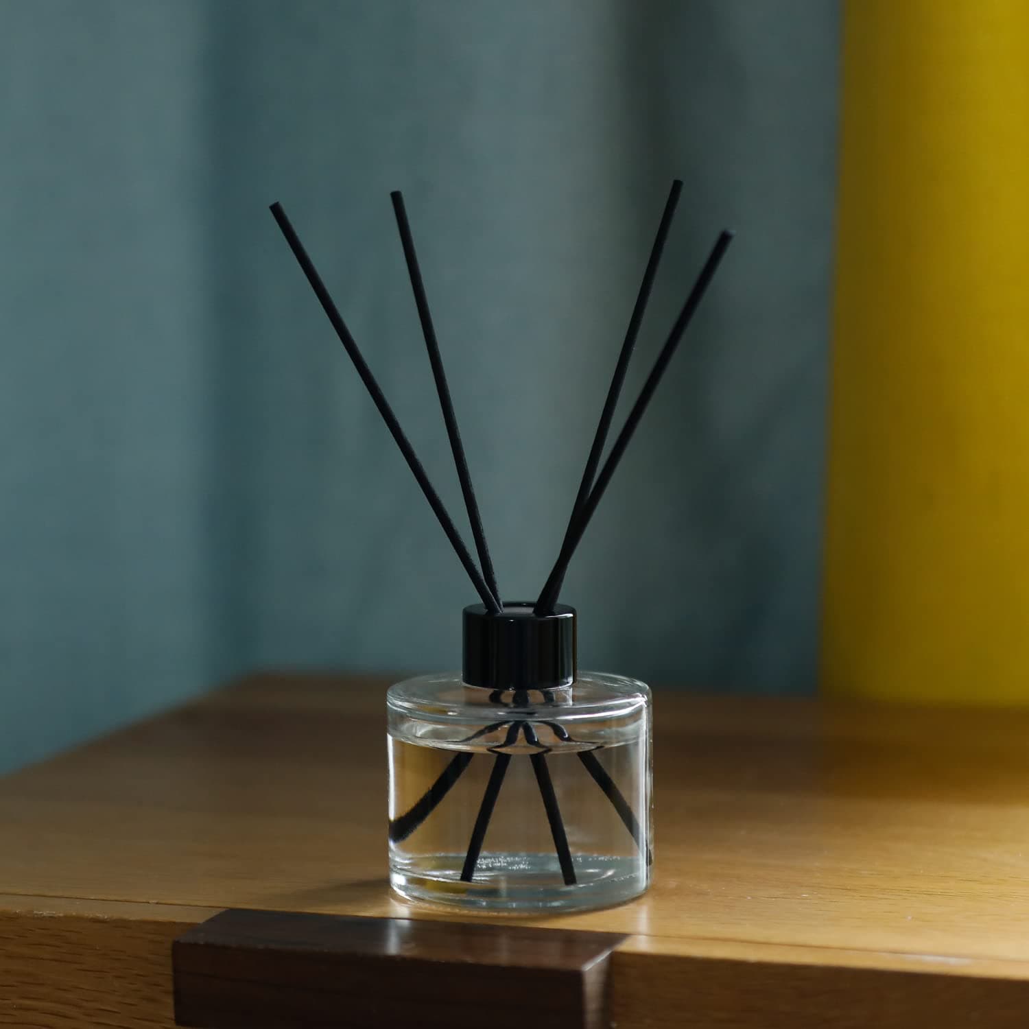 4 x Scented Glass Diffuser Bottles, Refillable Diffuser Bottles with 20 Pieces Reed Sticks and Black Caps and Funnel, Diffuser Jars for Home, Oil Fragrance Decoration, Gift for