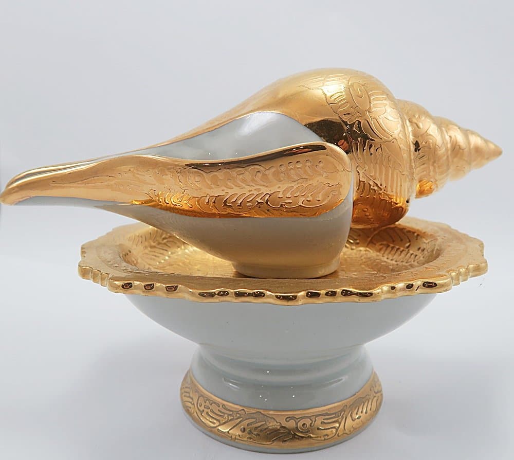 Beautiful Ceramic Water Pouring Conch Shell: White & Gold