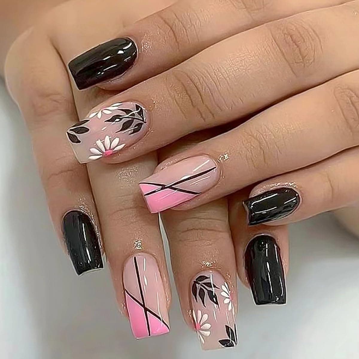 Black Medium Short Nails Press Ons Square Fake Nails White Daisy Flower Glitter With Nude Pink Patchwork Acrylic False Nails Designs For Women Girls Art Decorations 24Pcs