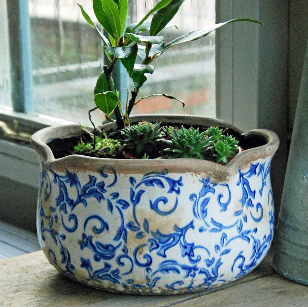 Blue and white pottery Hampton round scallop edge planter