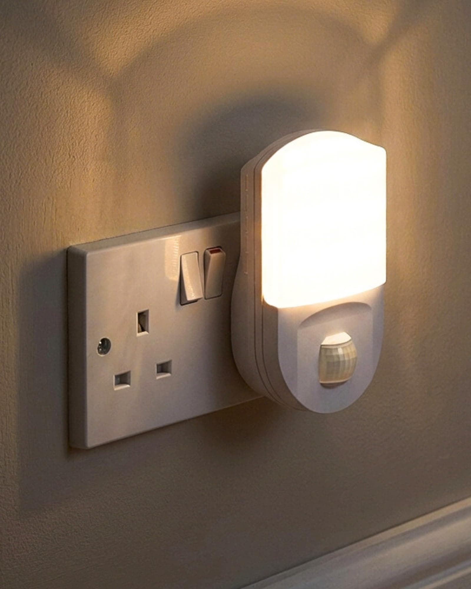 Auraglow Super Bright Plug In PIR Motion Sensor Hallway Living Aid Safety LED Night Light