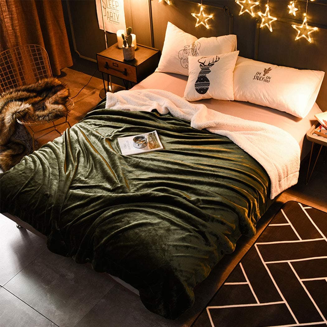 RUIKASI Blanket King Throw Large - Two-Sided Throw Blanket Dark Green (Flannel/Imitative Sherpa), 230 x 270 cm Large Warm Microfiber Blanket, Bed Throw, Sofa Blanket (Dark Green, King)