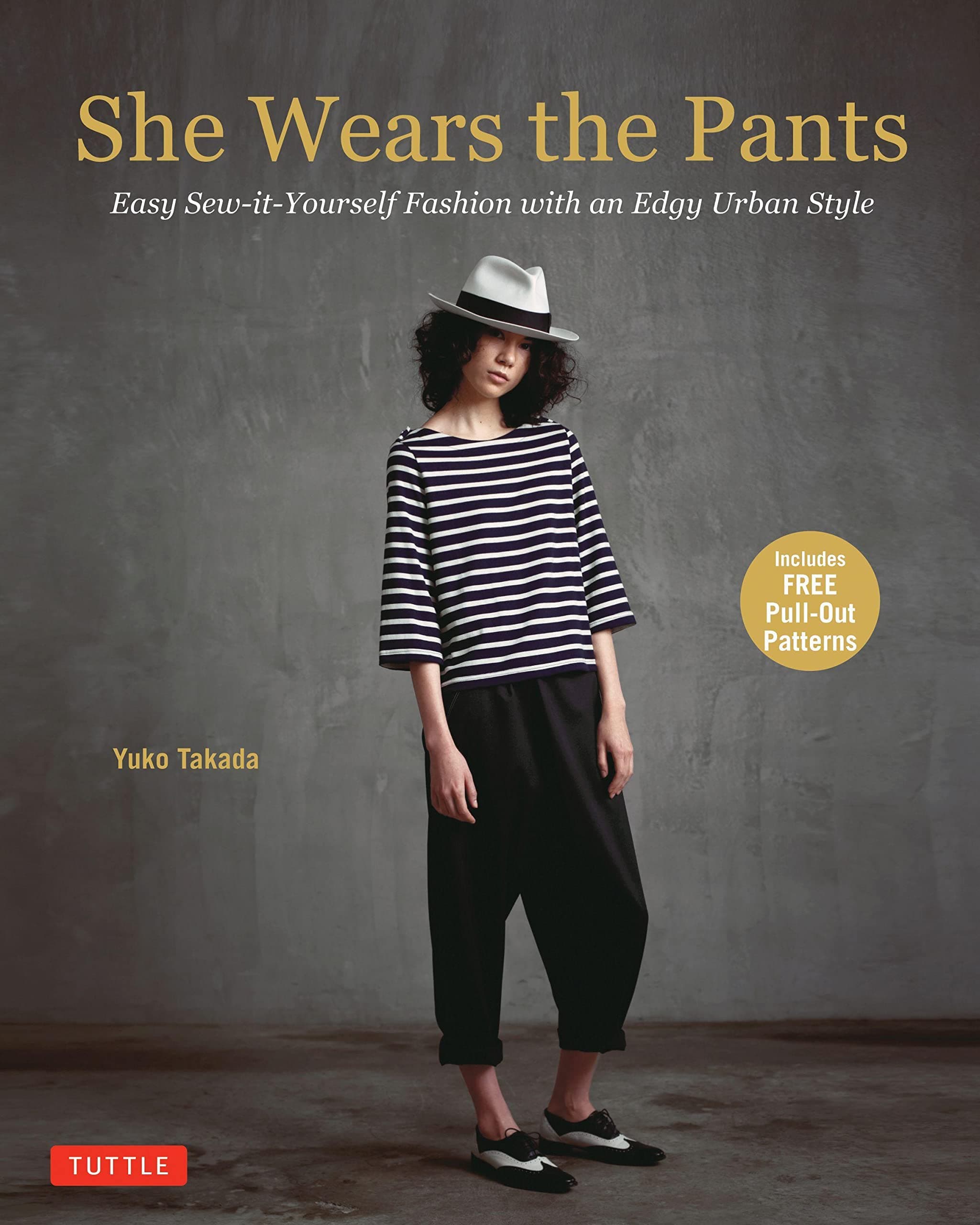 She Wears the Pants: Easy Sew-it-Yourself Patterns for an Urban-Edge: Easy Sew-it-Yourself Fashion with an Edgy Urban Style Paperback – 10 Jun. 2015