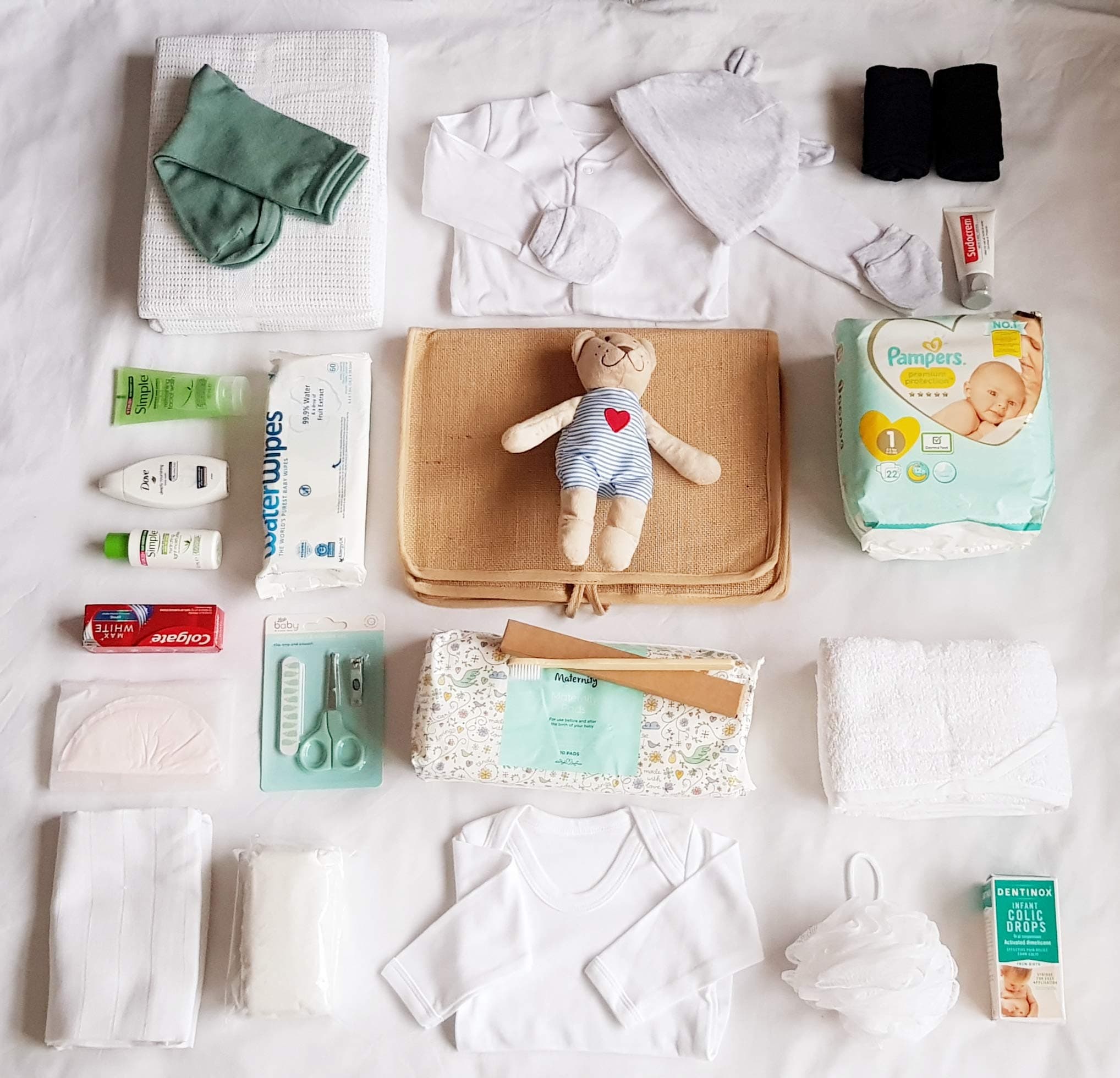 Deluxe Mummy-Kit: Baby Hamper pre Packed with Maternity Essentials Including: Mum and Baby toiletries, 5 Piece Baby Clothing Set, Nappies and muslins.