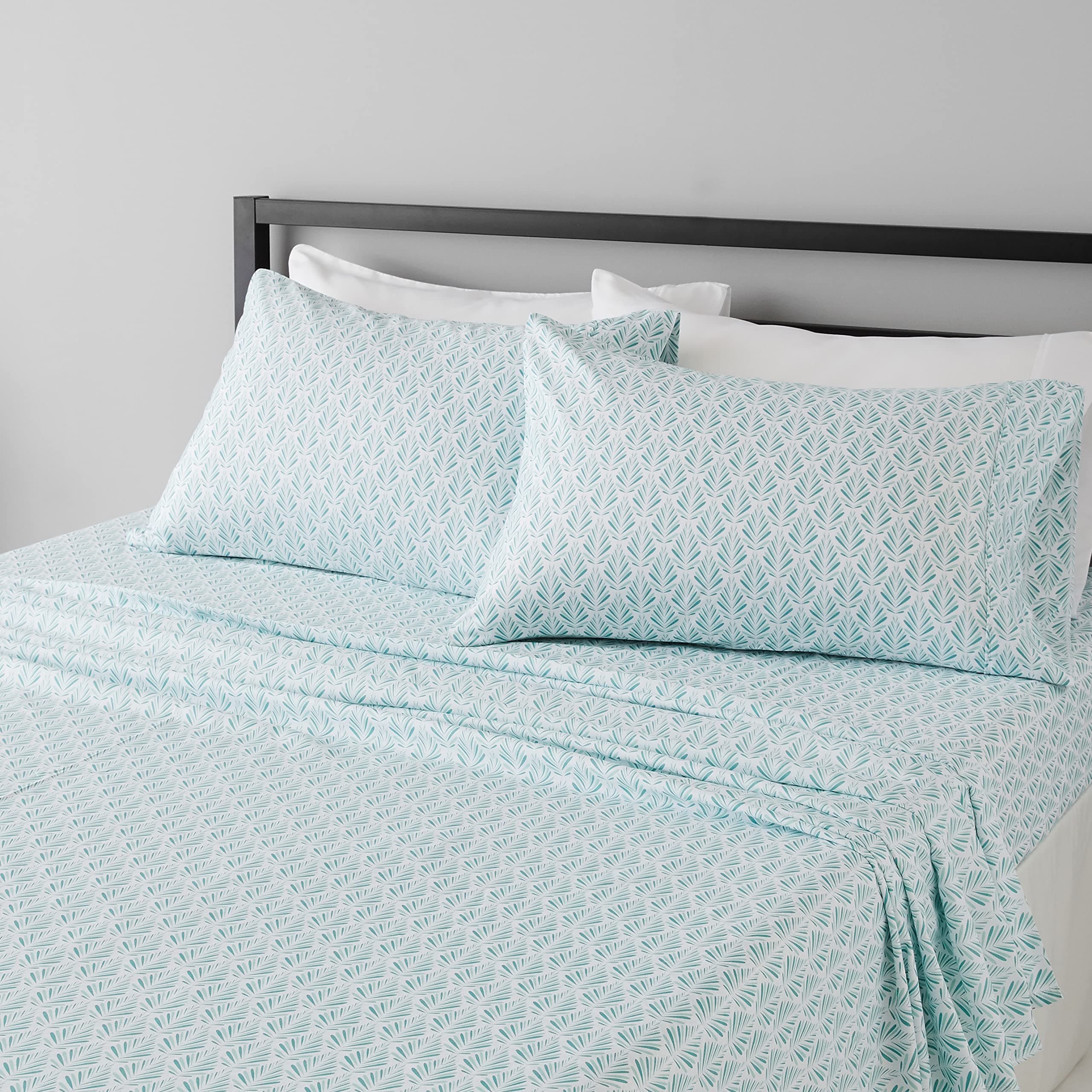 Amazon Basics Lightweight Super Soft Easy Care Microfiber 4 Piece Bed Sheet Set With 35.56 CM Deep Pockets, Queen, Aqua Fern, Printed