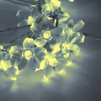 LED SOLAR STRING FAIRY LIGHTS IN WHITE WITH 50 x 3D FIBRE OPTIC ACRYLIC BLOSSOMS / FLOWERS ** IDEAL FOR GARDENS, WEDDINGS, ETC **